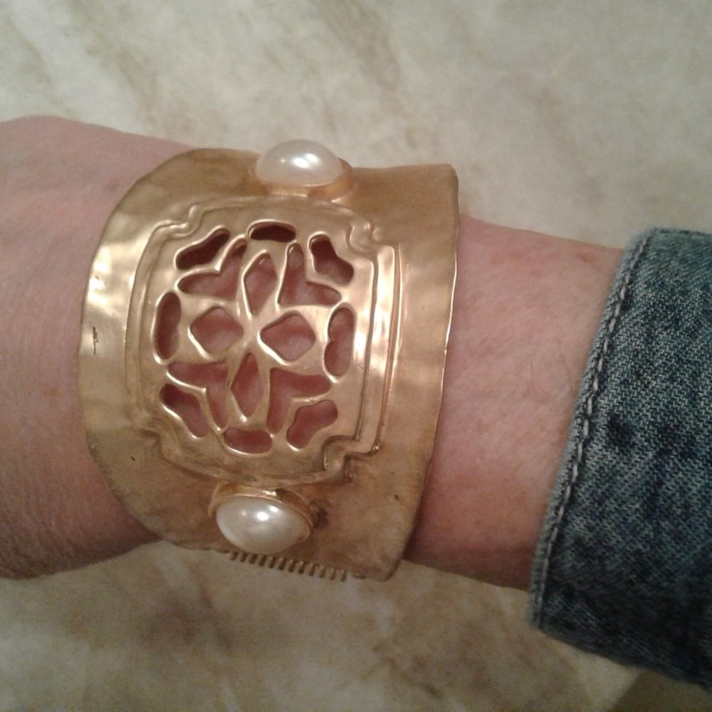 Gold toned and faux pearl bracelet is one for day or night in flawless condition